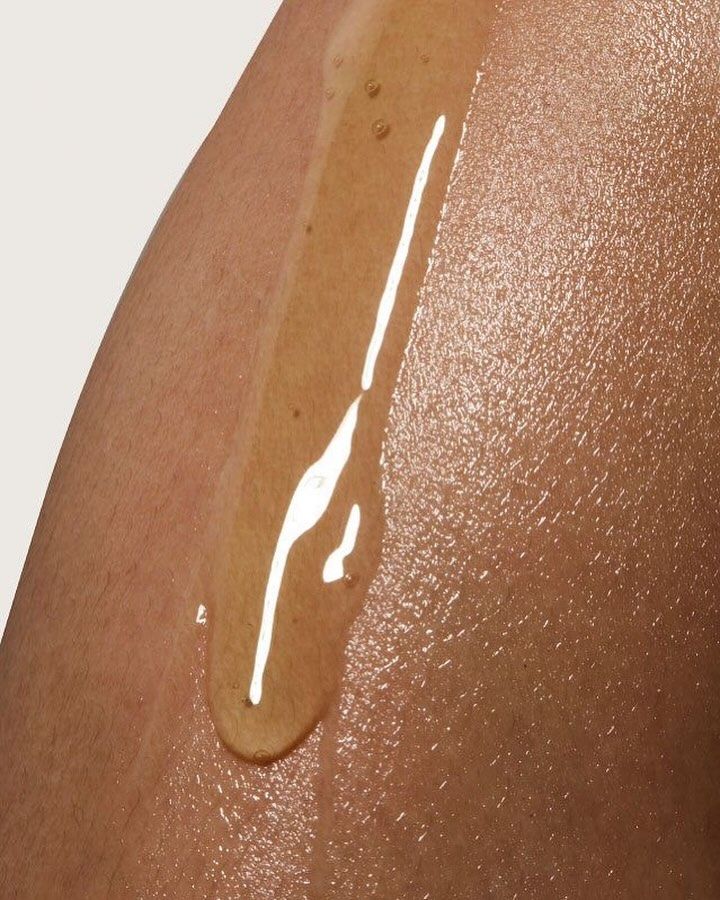 Olíva Glow body oil with cold-pressed olive and citrus botanicals for hydrated, radiant skin.