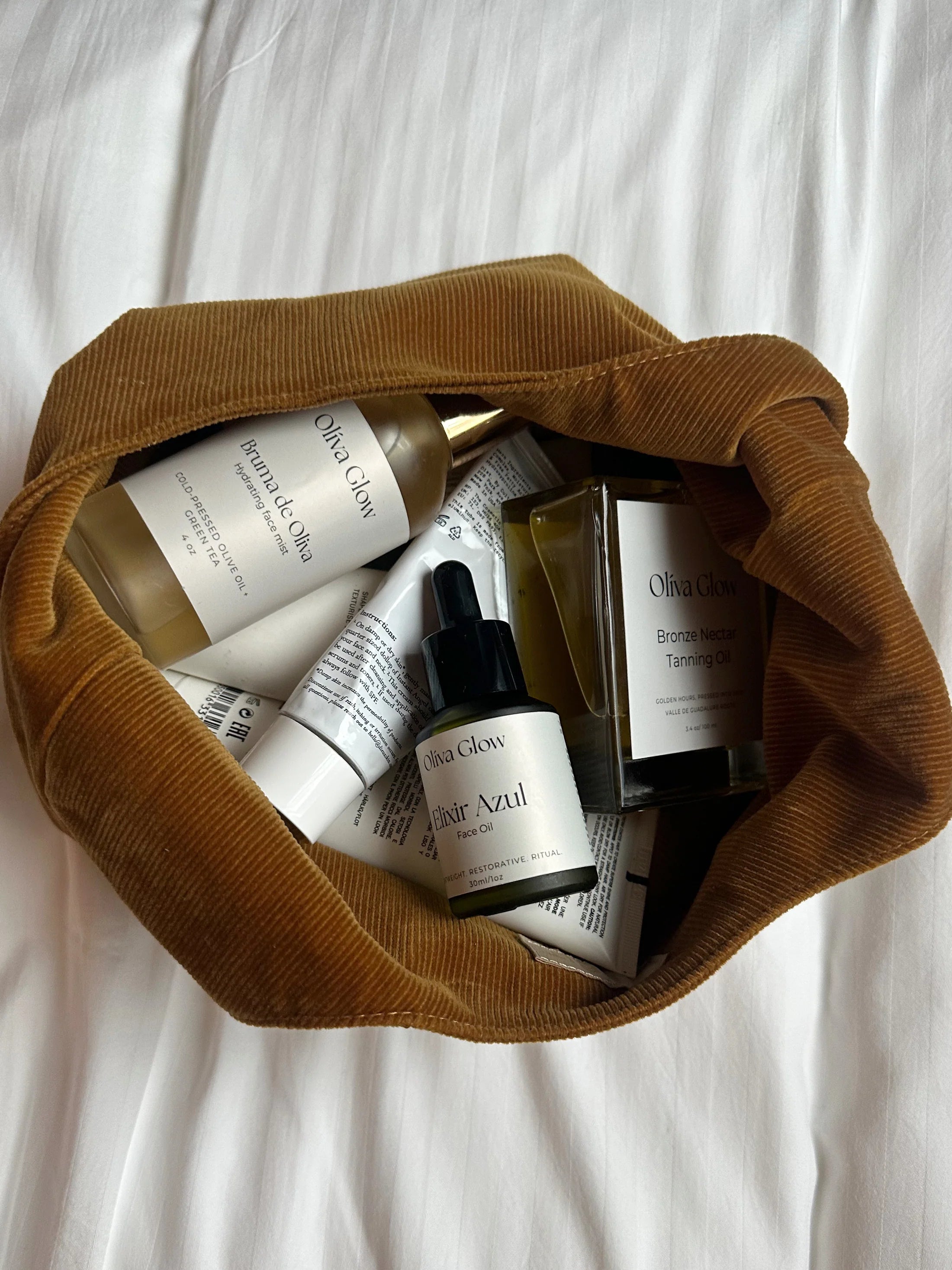 Olíva Glow Bruma de Oliva face mist with olive and green tea extract for hydrated, radiant skin.